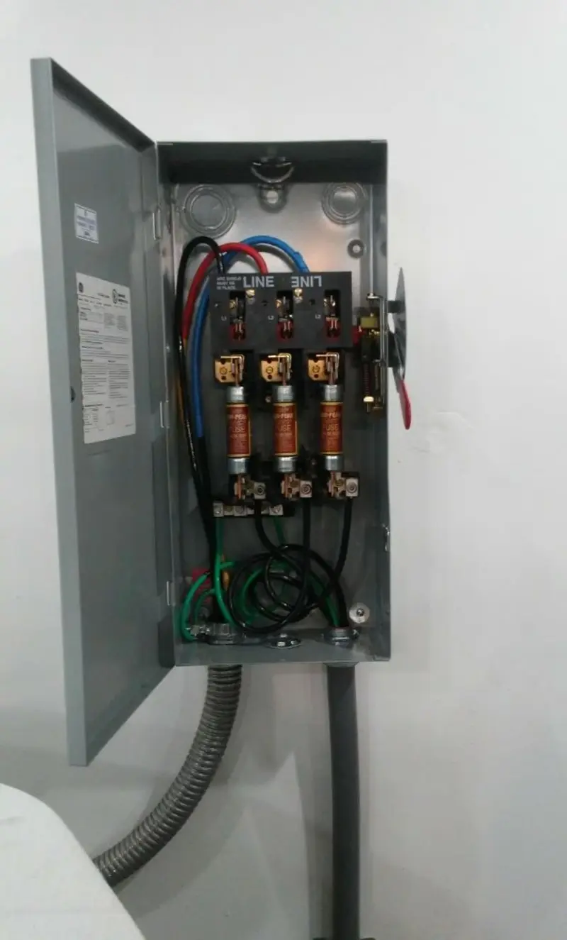 Three-phase disconnect switch installed for Smoke Detector Installation in Pacheco